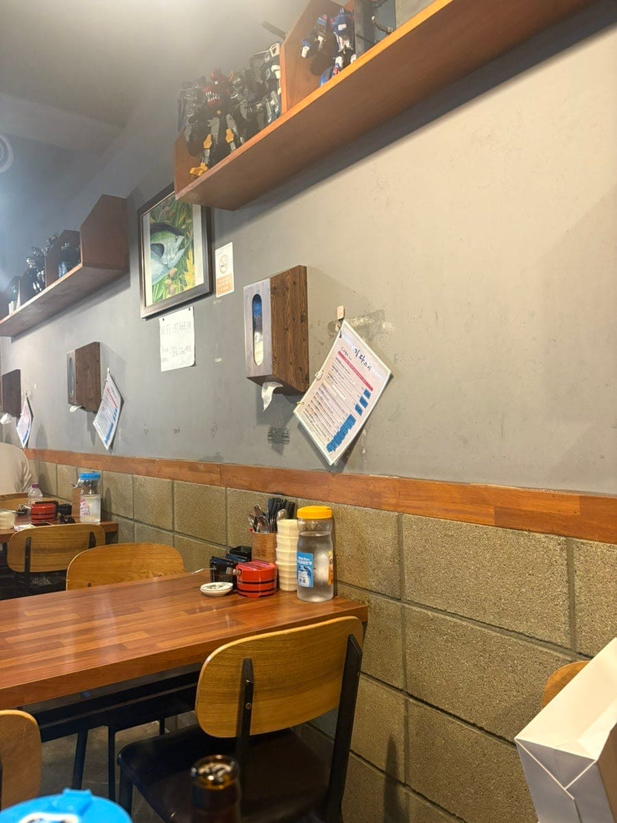 heeseon_1102이 2인으로 방문해 기다초밥과 오늘의초밥을 하나씩 시켜 받은 두 트레이와, 홀 안쪽 테이블 풍경입니다. 하나씩 먹어보니 다양하게 맛볼 수 있어 좋았고,
