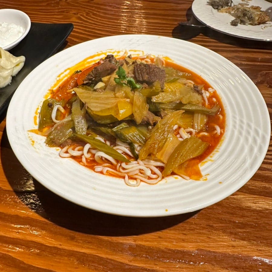 겉피가 페스츄리로 된 고기 파이, 솜사와 토마토 베이스 국물에 소고기·셀러리·굵은 면이 담긴 라그만입니다. nosugarpls는 소스가 신선한 토마토 즙에 가까운 맛이라 적었고,