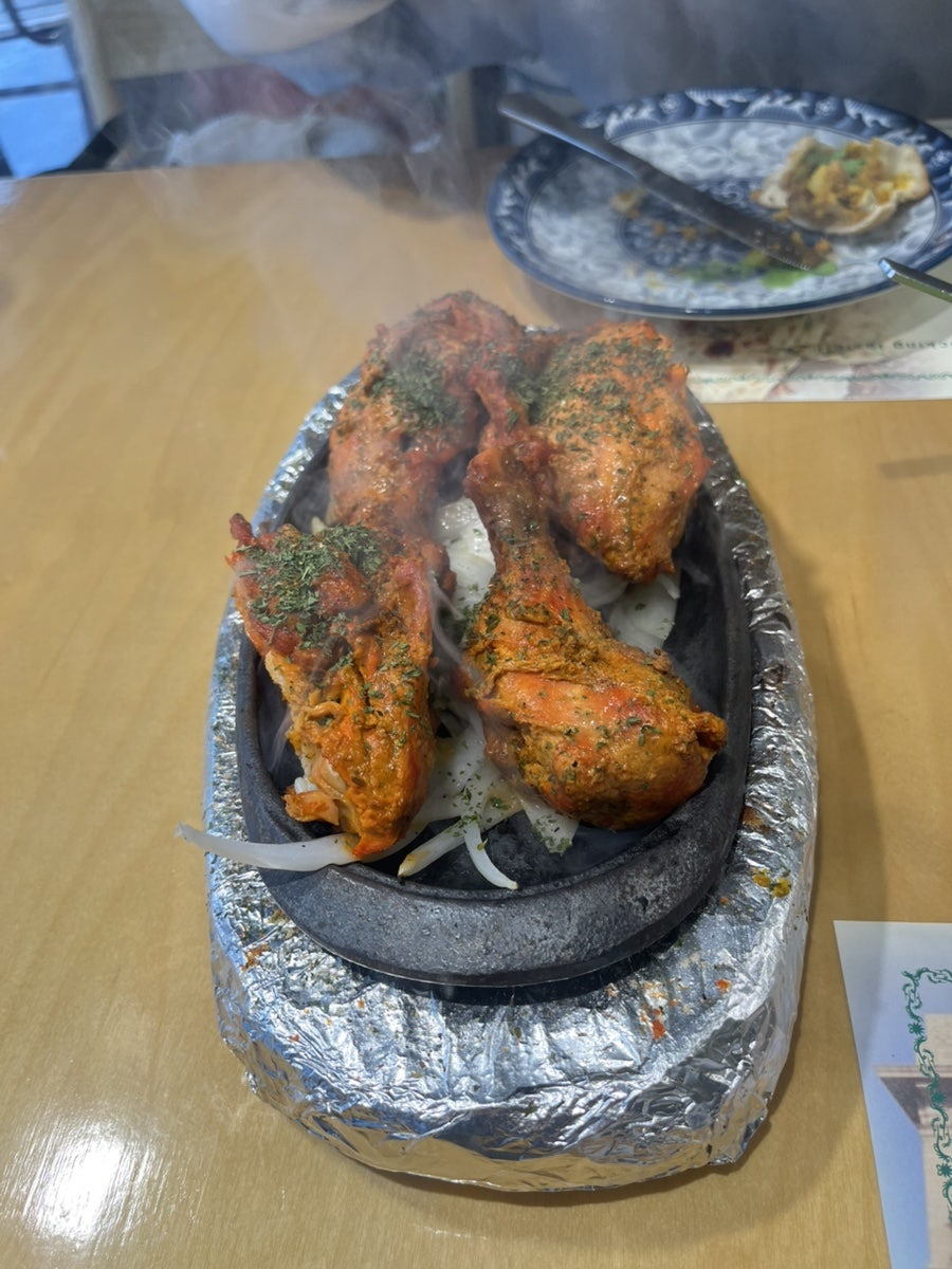 garphyj는 세 곳의 인도 음식점을 두고 고민하다 이곳을 골랐다고 적었습니다. 사진에는 Little India Seoul이라는 파란 간판과 할랄 표시가 걸린 외관,