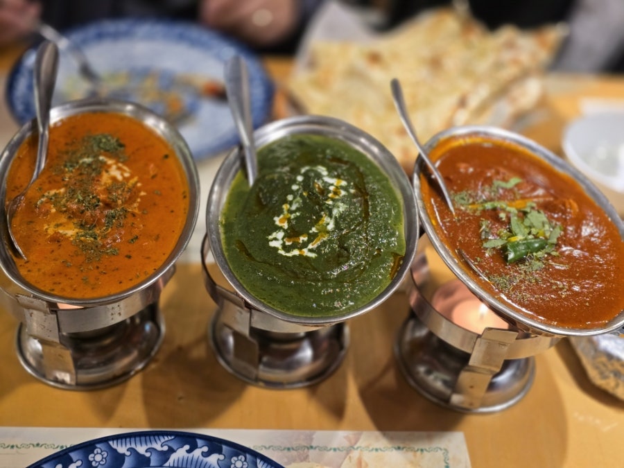psunghea는 맛나고 가성비 짱인 인도 음식점이라고 짧게 적었습니다. 사진에는 버터치킨과 시금치 커리, 토마토 베이스 커리 세 접시가 촛불 받침 위에 나란히 놓여 있고,