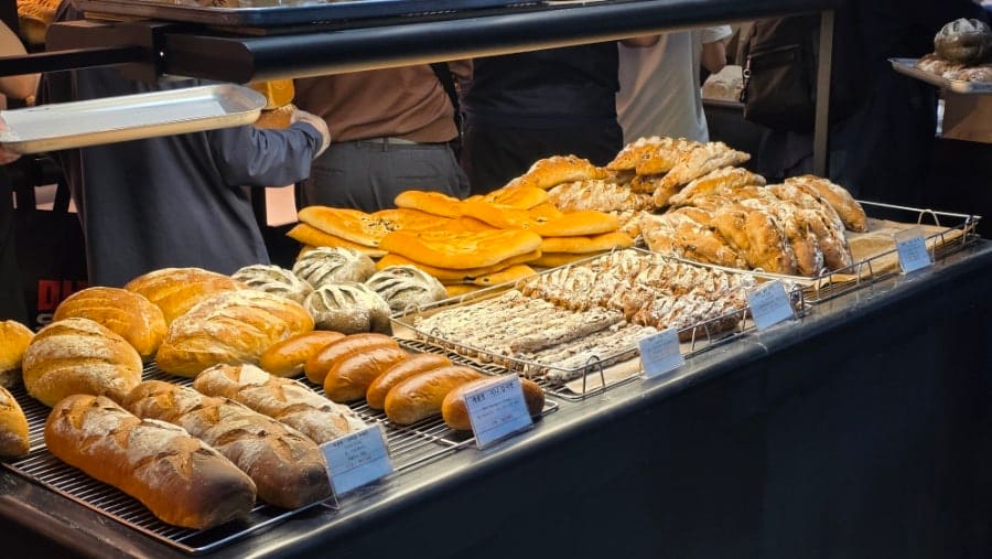 jongno_eunjung은 식사빵 하나를 기가 막히게 하는 바게트 맛집이라고 소개하며, 빵만 사 갈 수 있고 안에 식사할 공간은 없다고 적었습니다.
