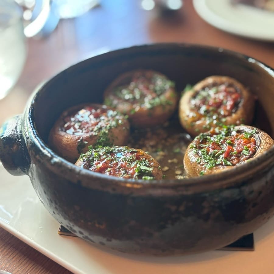 jjmomsweethome 는 올 때마다 주문한다는 타파스와 가지 요리를 접시째 찍어 두었습니다.