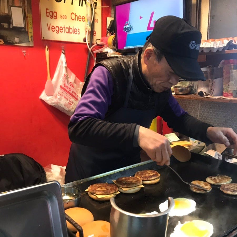 밤이 되면 요란하게 켜지는 전광판과, 그 아래서 고기 패티를 굽는 조리사의 모습입니다. rabbak은 낮이라면 그냥 지나칠 법한 작은 가게인데,