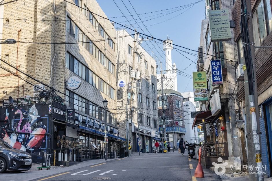 하늘에 빌던 자리에 사람들이 모였다