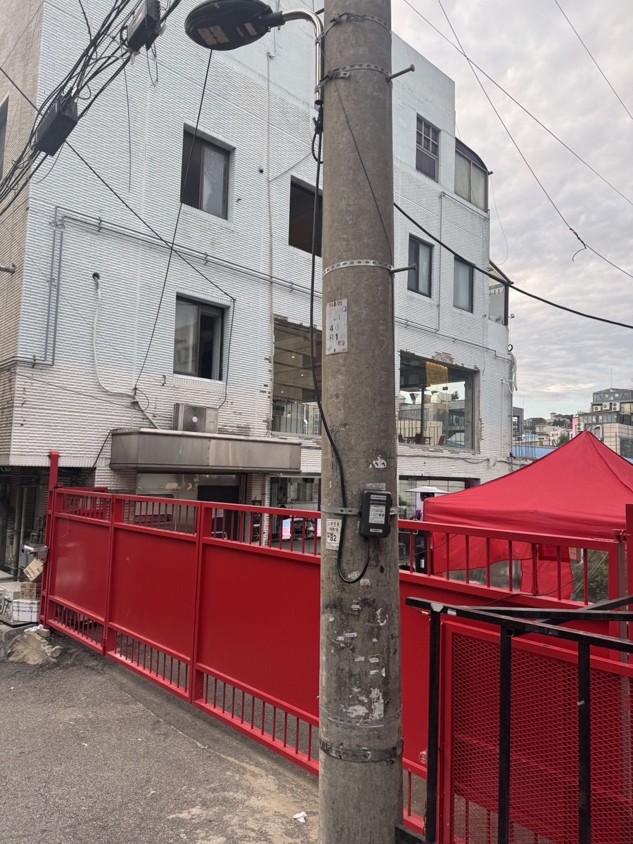 경사진 오르막에서 세 가지 시간을 걷다