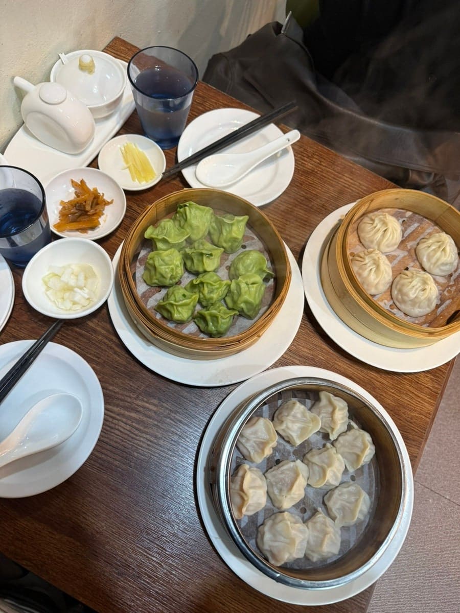 f_elix_는 오픈 시간에 맞춰 들어가 웨이팅 없이 앉았지만 나갈 때는 자리가 다 차 있었고 뒷사람들은 줄을 서고 있었다고 적었습니다.