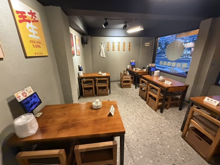 moments301은 태블릿으로 주문하는 왕초바베큐의 북적이는 내부와, 둥근 창 너머 어두워진 거리를 나란히 남겼다. 저녁 피크 시간대의 공기가 그대로 느껴진다.