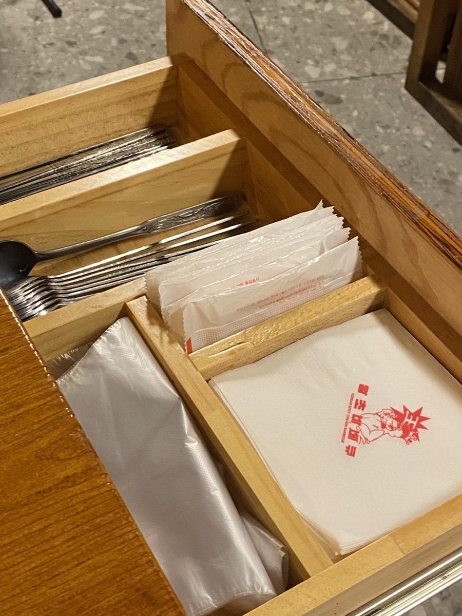chlwl2343은 왕초바베큐 앞에 놓인 웨이팅 접수대와, 안쪽 벽에 매직으로 눌러 쓴 나무 메뉴판을 함께 담았다. 손 글씨마다 가게를 거쳐 간 시간이 묻어 있다.
