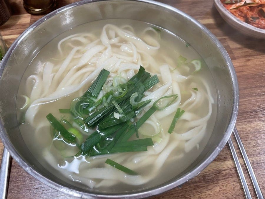 a870226은 손님 없는 시간대 홀 풍경을, lalagari는 직접 받은 칼국수 한 그릇을 남겼습니다.