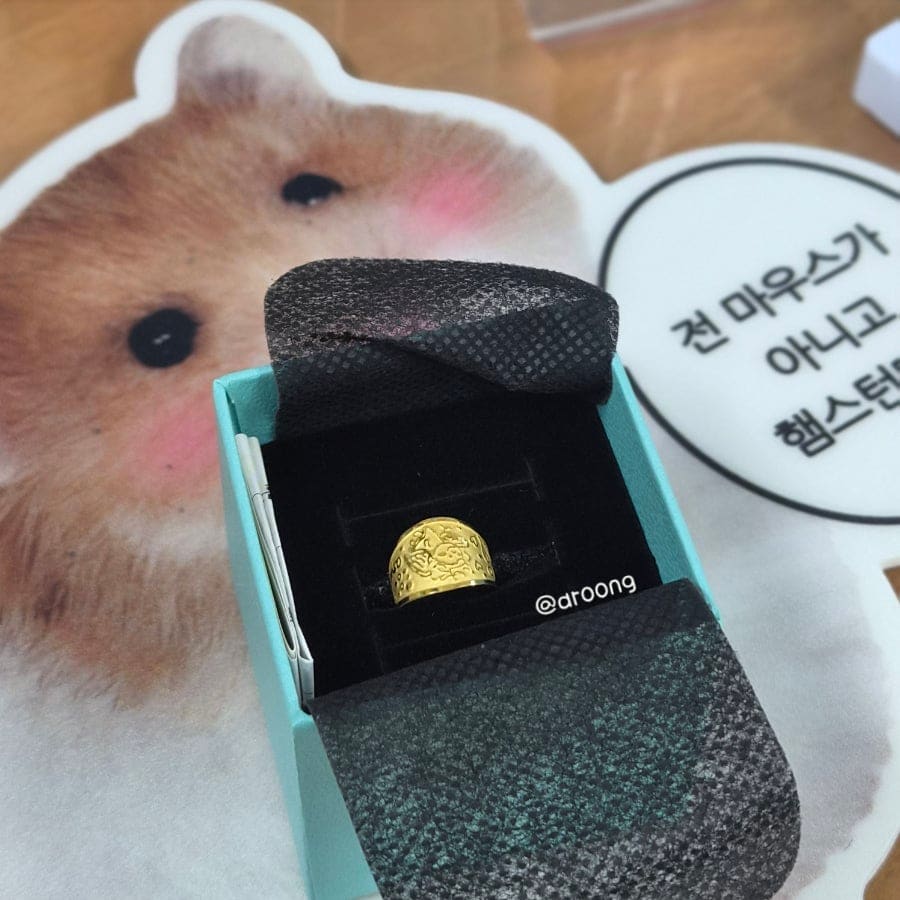 jkd1112이 남긴 두 장입니다. 하나는 'JEWELRY'라고 적힌 리본이 묶인 민트색 상자, 다른 하나는 상자를 열어 보여주는 금빛 돌반지입니다.