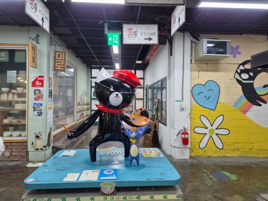 jkd1112이 담은 작업실247 가는 길입니다. '다동 1번길 6호' 표지판 옆으로 붓과 팔레트를 든 검은 고양이 조형물이 서 있고,