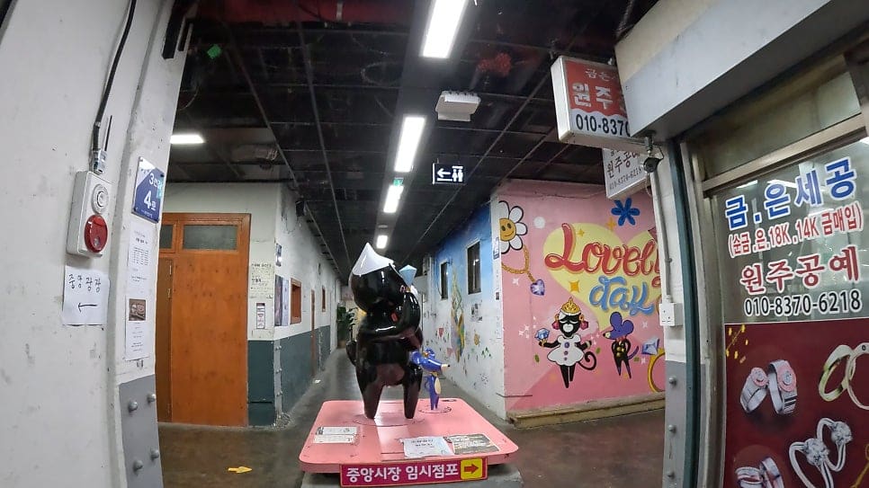 조금 더 들어가자 또 다른 검은 조형물과 벽화가 나오고, 그 옆으로는 '린철' 금은공예 간판이 걸린 좁은 통로가 이어진다고 banban24818은 적었다.