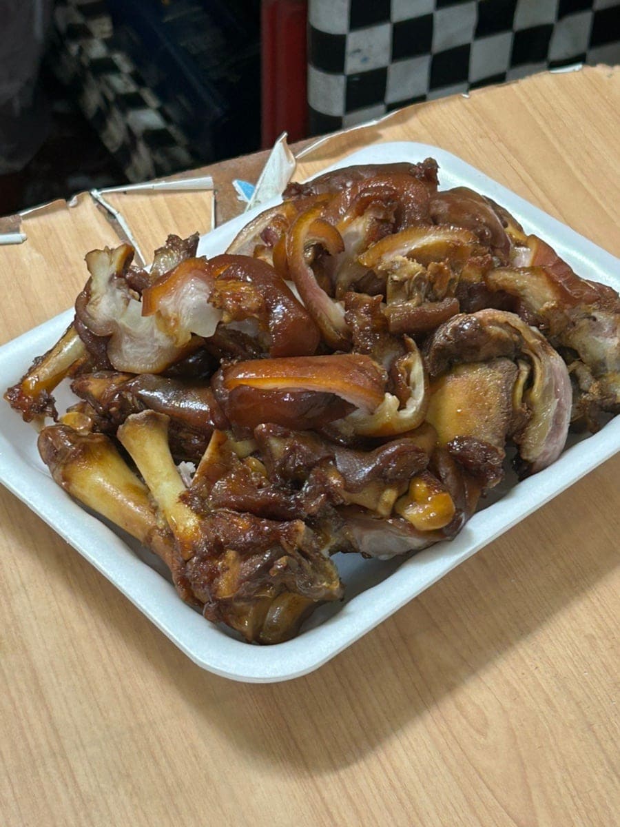 didighgh7이 포장 받은 미니족입니다. 흰 스티로폼 용기 가득 뼈째 담긴 족발에 짙은 양념이 윤기 있게 발려 있습니다.