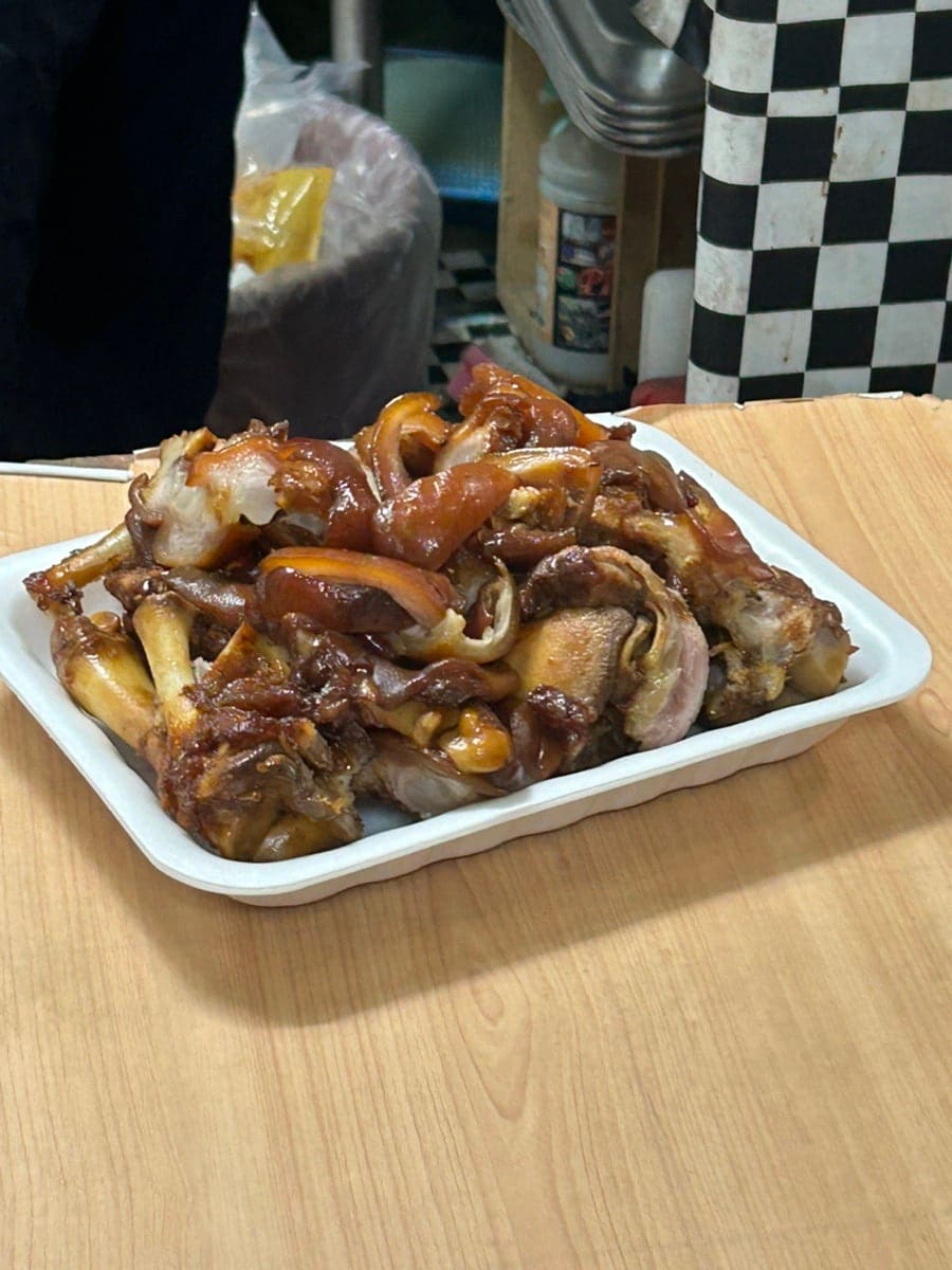 didighgh7이 다른 각도에서 담은 미니족 포장입니다. 뼈 사이사이까지 양념이 고르게 밴 모습이 또렷이 보이고, 한눈에도 두 팩 가득 담긴 양이 적지 않음을 알 수 있습니다.