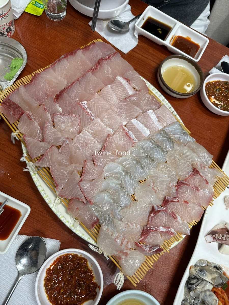 yeajin1028은 생일 저녁에 네 명이 예약하고 찾아 부위가 여러 종류인 회와 방어까지 받았습니다. 접시 가득 얇게 썬 회,