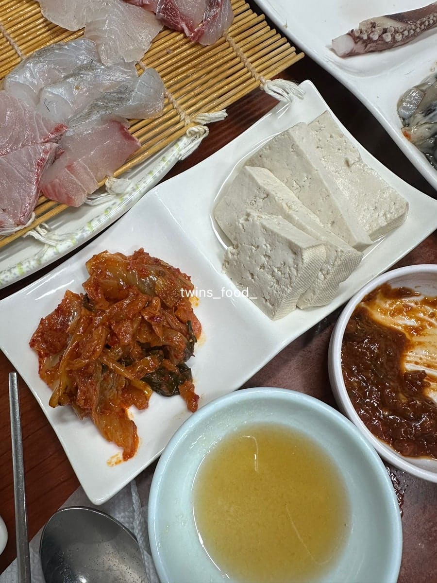 yeajin1028은 생일 저녁에 네 명이 예약하고 찾아 부위가 여러 종류인 회와 방어까지 받았습니다. 접시 가득 얇게 썬 회,