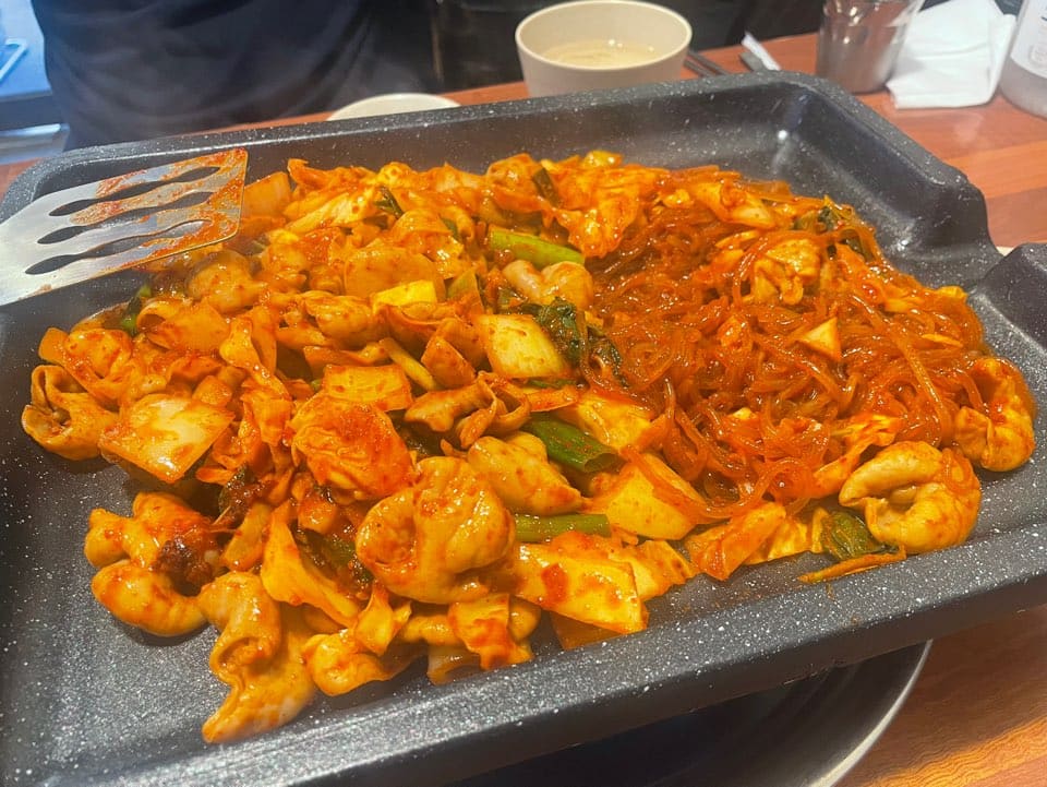 159yoon이 낮 시간대에 주문한 야채곱창 2인분입니다. 채소와 당면을 듬뿍 넣고 매콤하게 볶아 낸 곱창이 넓은 불판 위에 그득한데,