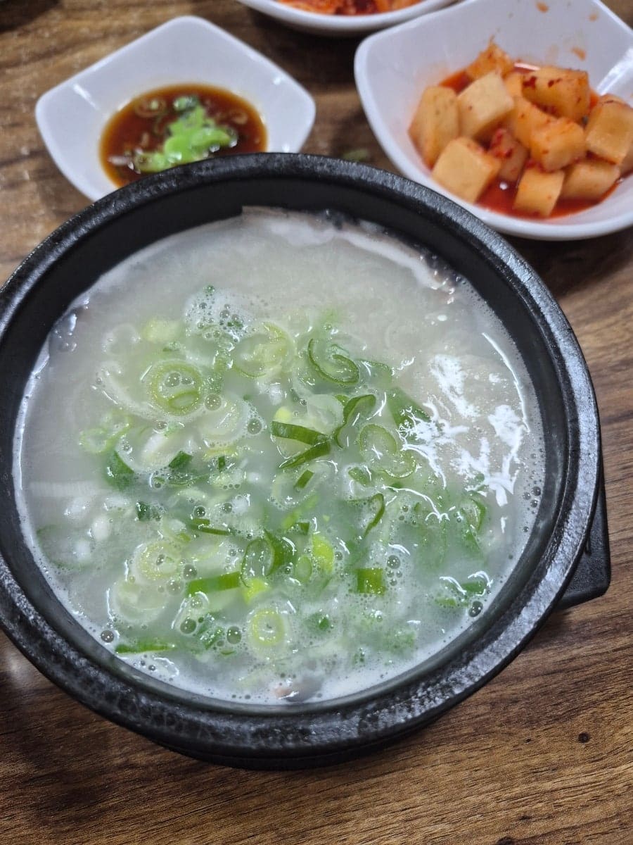 definitice는 이날 기다리지 않고 바로 들어갔지만 먹다 보니 자리가 금방 다 찼다고 적었고, 뚝배기에 하나씩 나오는 뽀얀 설렁탕에 대파를 넣고 후추를 듬뿍 친다고 했습니다.