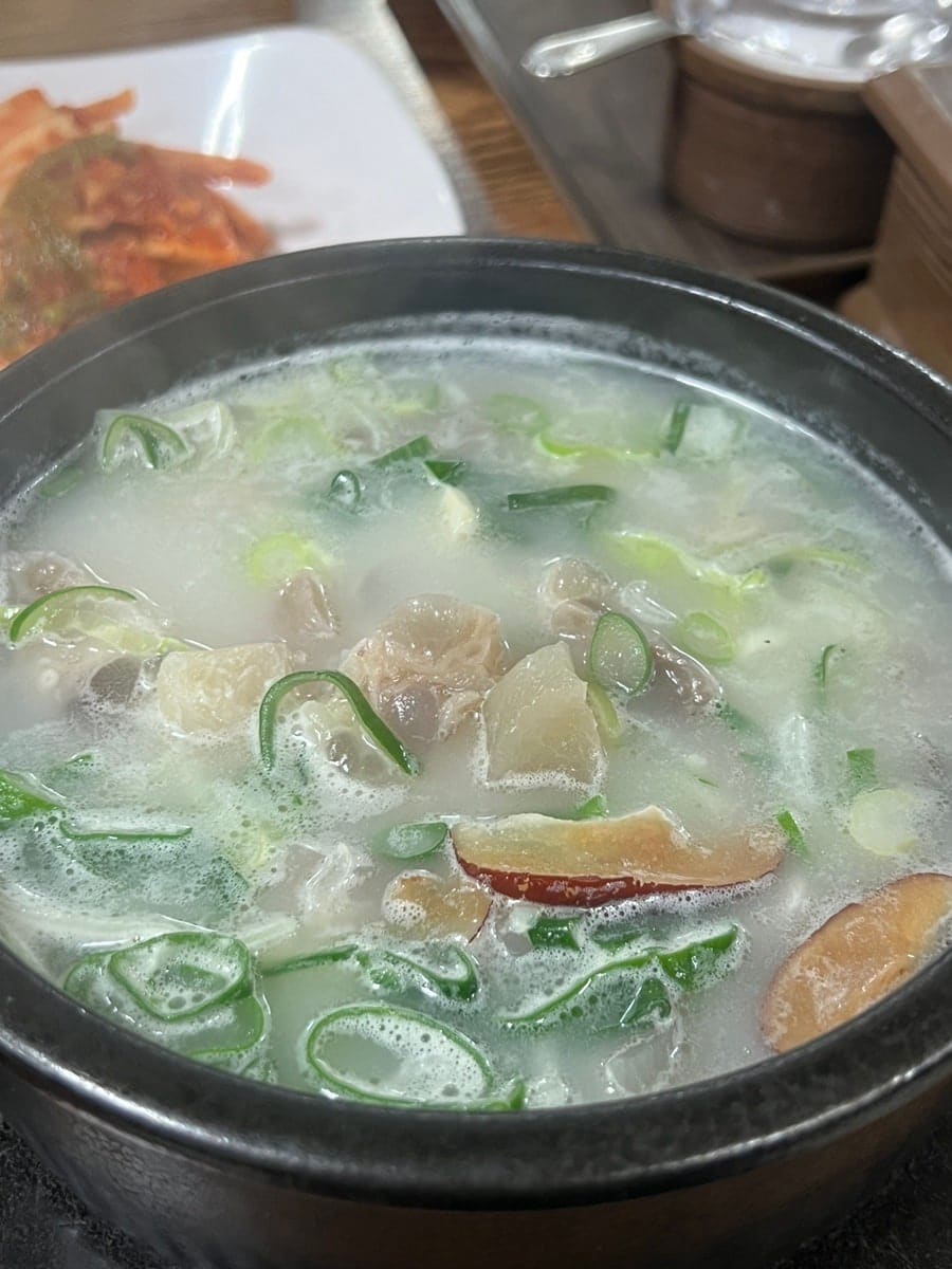 1zzanggirl은 퇴근길에 혼밥하기 좋은 맛집을 검색하다 이 집을 발견했고, 너무 배고파서 도가니탕 특으로 욕심을 부렸다고 적었습니다.