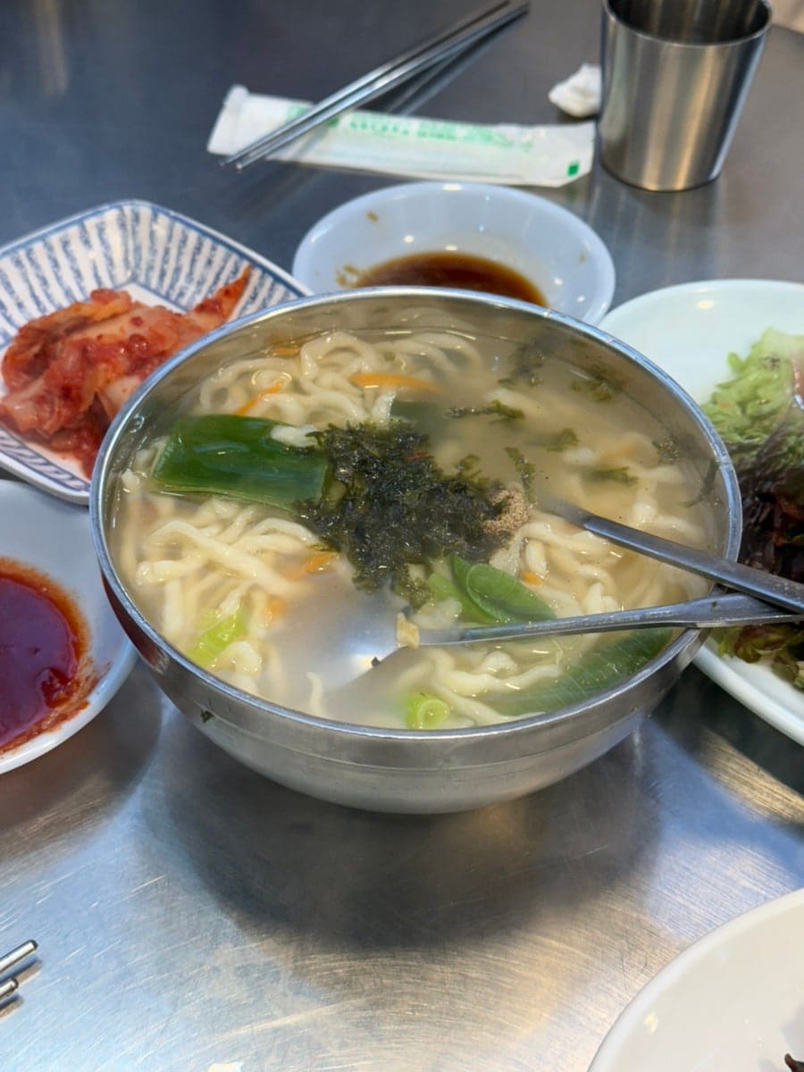 moonsister_y는 회 메뉴만 파는 이 집에서 옆집 칼국수를 사 와서 먹었고, 연말에는 빈대떡집 녹두전을 포장해 왔다고 적었습니다.