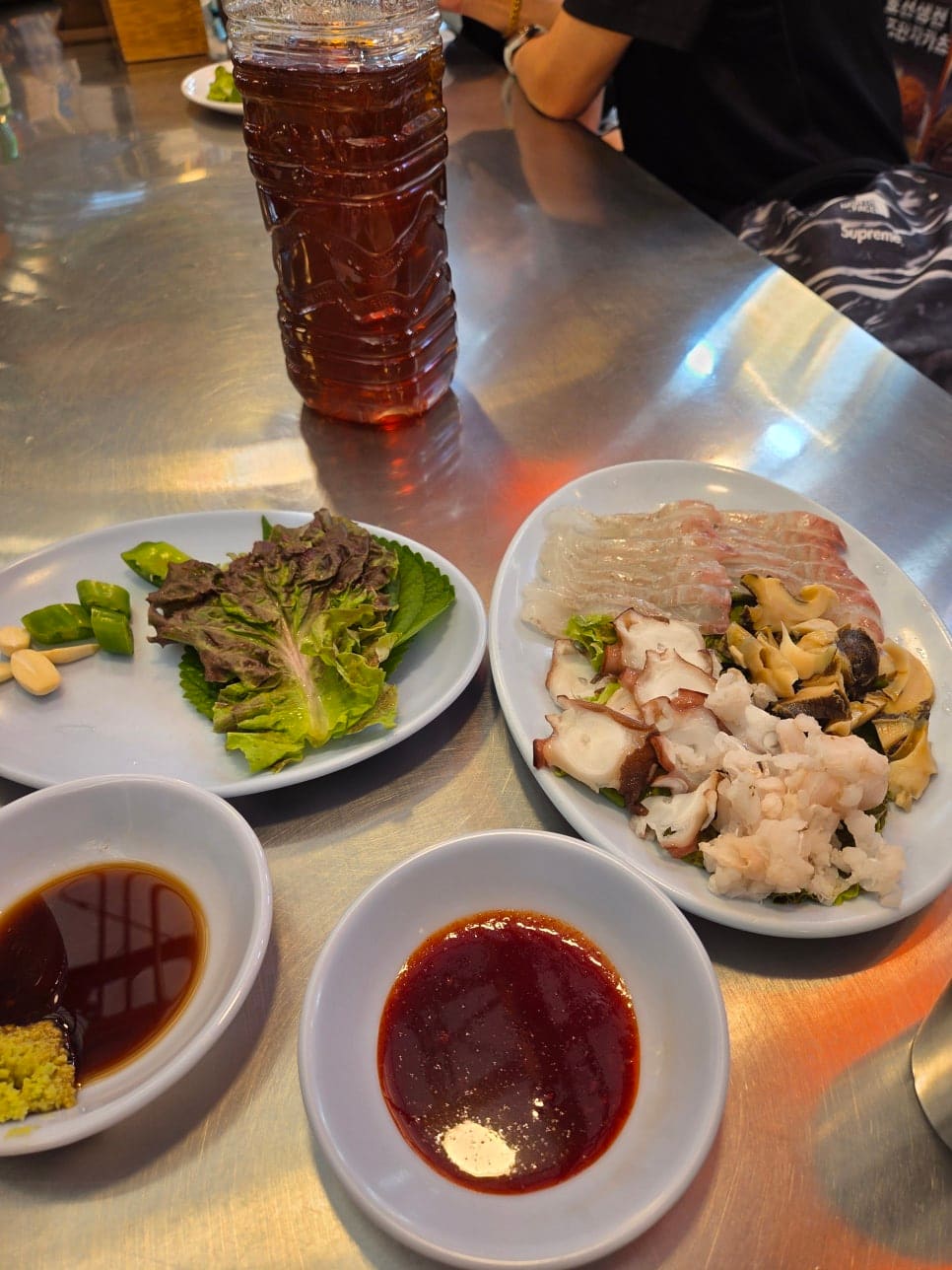 wandarapark는 초장과 간장 두 가지 소스를 부위마다 다르게 찍어 먹었고, 옆집에서 사 온 떡볶이가 회와 의외로 잘 어울렸다고 적었습니다.