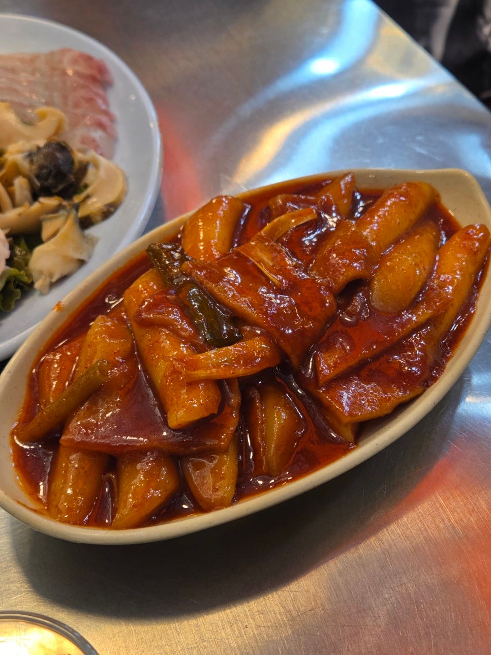 wandarapark는 초장과 간장 두 가지 소스를 부위마다 다르게 찍어 먹었고, 옆집에서 사 온 떡볶이가 회와 의외로 잘 어울렸다고 적었습니다.