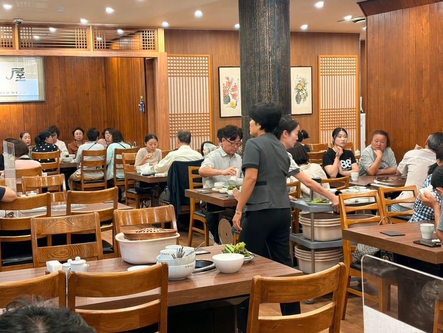 minsalle은 토요일 아침 10시 10분에 도착해 대기번호 52번을 받았고, 12시 10분이 되어서야 테이블에 앉았다고 적었습니다. 사진에는 又來屋 간판이 걸린 입구와,