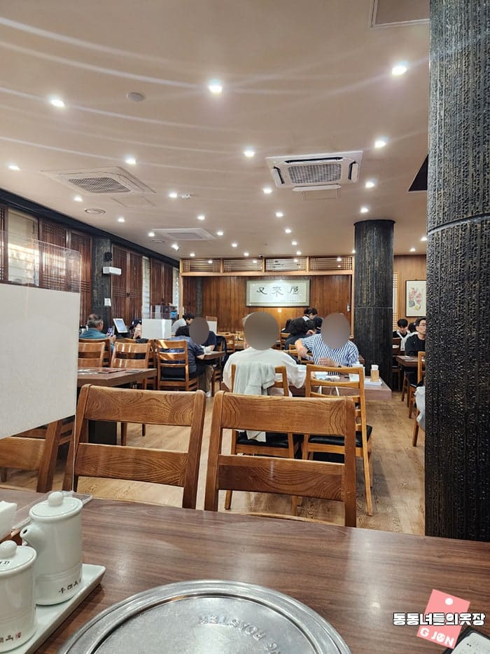 choimildiron은 평일 4시쯤 웨이팅 없이 들어가 1층에서 식사했고, 주차장이 엄청 넓지만 주차요금을 받는다고 적었습니다. 사진에는 군데군데 손님이 앉은 1층 홀과,