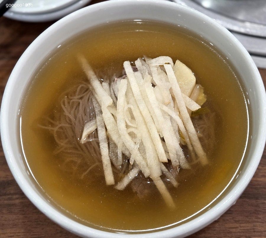 googoo1005는 전통 평양냉면과 김치말이냉면을 하나씩 시켰고, 테이블에 냉면에 타 먹을 식초와 겨자가 놓여 있었다고 적었습니다.