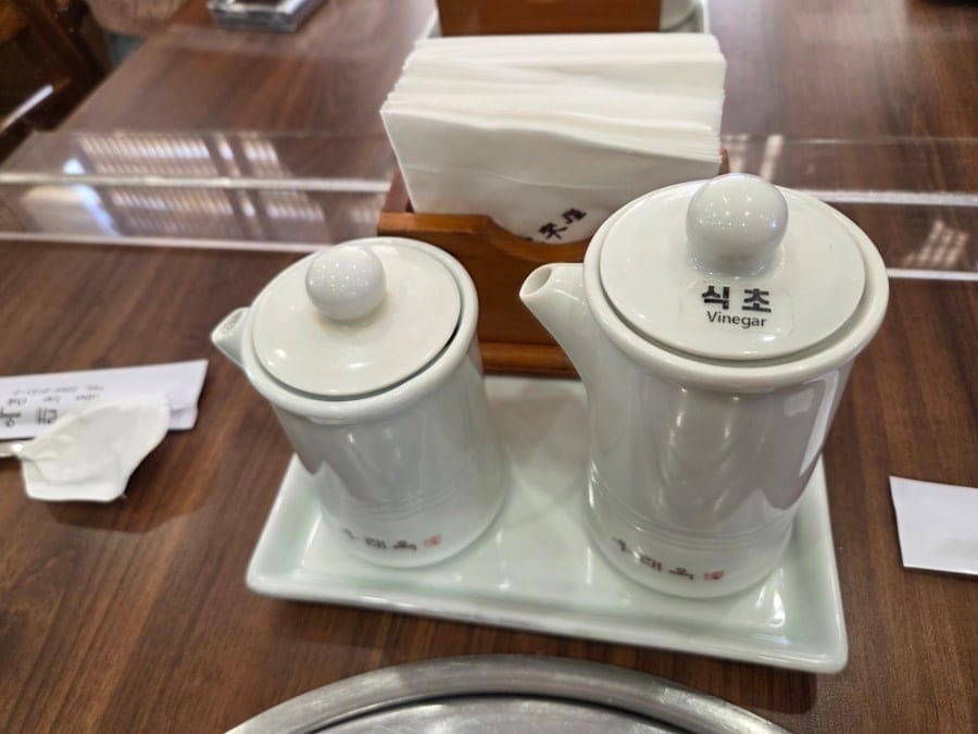 googoo1005는 전통 평양냉면과 김치말이냉면을 하나씩 시켰고, 테이블에 냉면에 타 먹을 식초와 겨자가 놓여 있었다고 적었습니다.