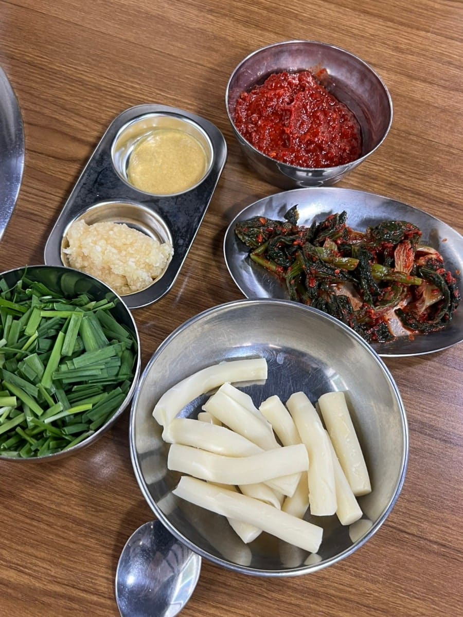 thdus5657은 냄비를 계속 끓여서 안이 조금 덥다고 적었지만 그게 오히려 그날 날씨에 딱 맞았다고 했고, 자리도 널널해서 앉기 좋았다고 남겼습니다.