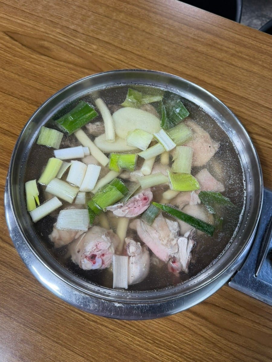 daeon22는 이 집에서 닭한마리 2인분에 똥집볶음과 국수사리를 시키고, 냄비가 살짝 끓으면 다진 마늘을 넣은 뒤 물김치를 한 바가지 부어 팔팔 끓이라고 순서까지 적었습니다.