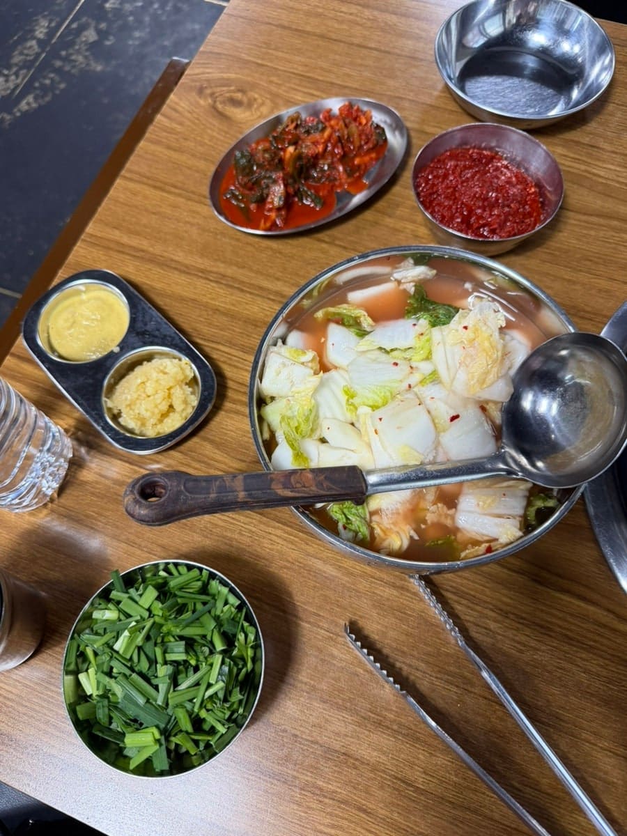 daeon22는 이 집에서 닭한마리 2인분에 똥집볶음과 국수사리를 시키고, 냄비가 살짝 끓으면 다진 마늘을 넣은 뒤 물김치를 한 바가지 부어 팔팔 끓이라고 순서까지 적었습니다.
