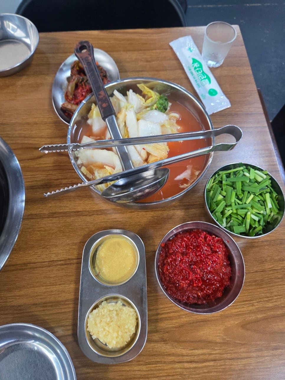 j2_hosu는 함께 먹을 사람이 오기 전에 먼저 자리를 잡고 소주 반병을 이 물김치와 함께 비웠다고 적었습니다.