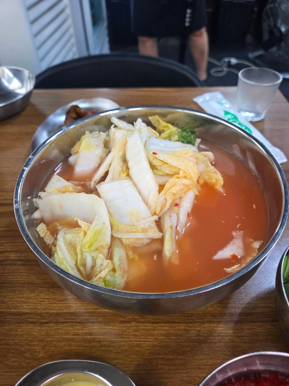 j2_hosu는 함께 먹을 사람이 오기 전에 먼저 자리를 잡고 소주 반병을 이 물김치와 함께 비웠다고 적었습니다.