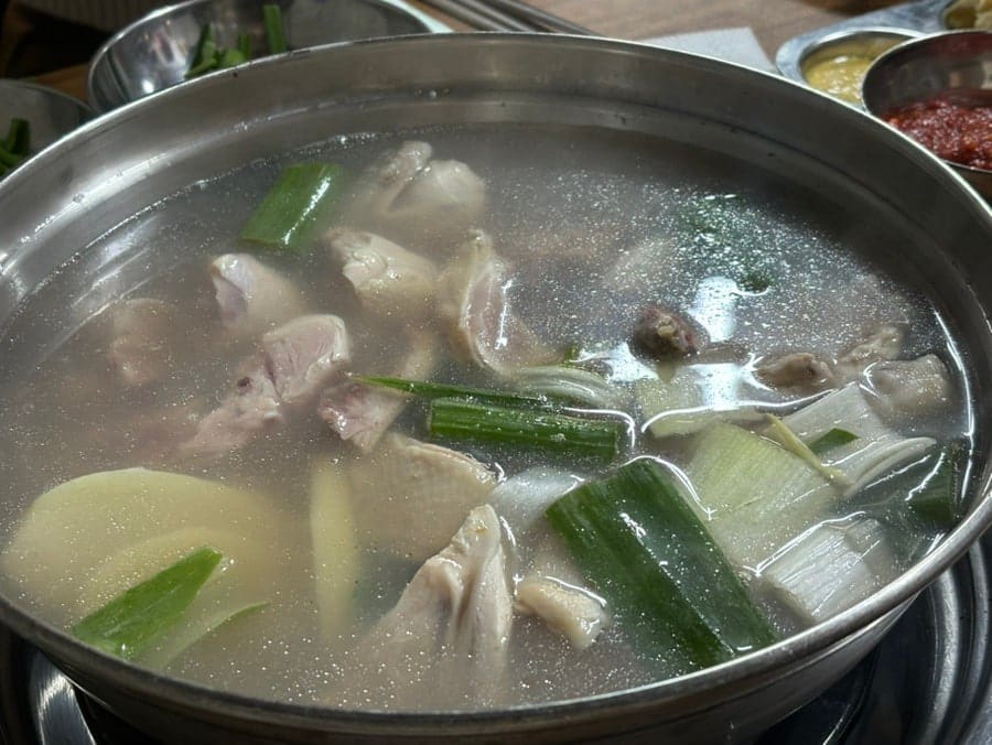 sgm04257은 부추와 마늘과 소스를 가득 넣어 양념장을 만들고 마지막에 닭한마리 국물을 한 스푼 넣어 먹는 방식을 소개하며 진짜 맛있다고 했습니다.