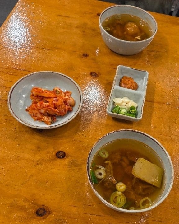 jeongti_는 소고기뭇국을 경상도식으로 얼큰하게 매운 국이라 육개장이 떠오르는 맛이라고 적었습니다. 사진에도 국물 위로 대파와 무, 큼직한 소고기가 보이고, 김치와 마늘,