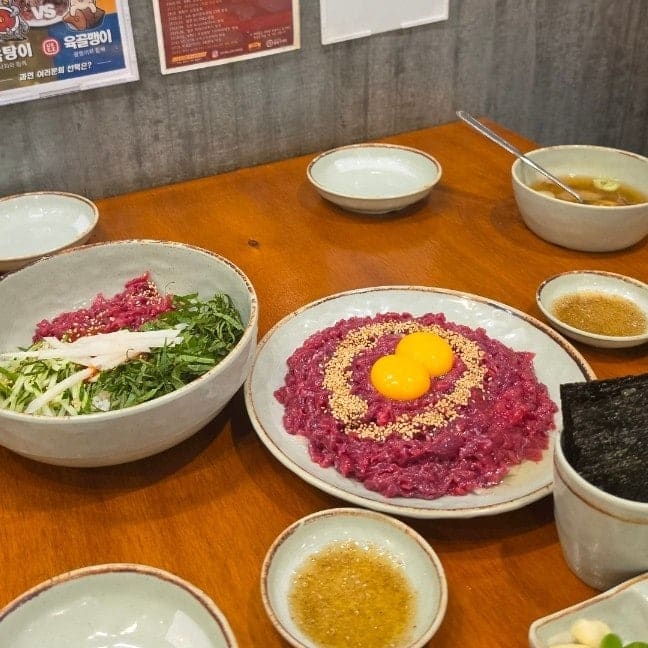 dlrud015는 육회 2인분에 육회덮밥과 육전 반접시까지 시킨 한 상을 찍고, 육회 위에 얹은 노른자까지 비주얼이 완벽했다고 적었습니다.