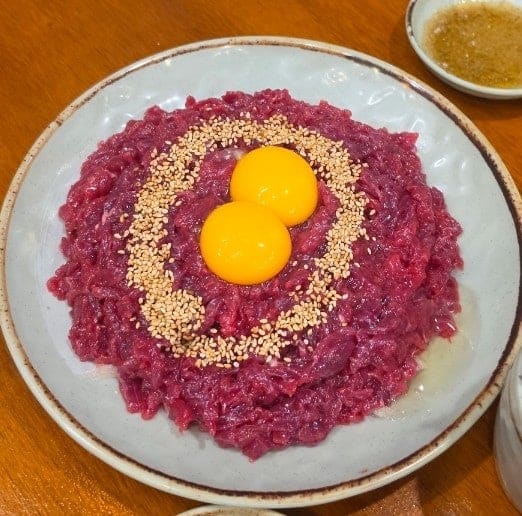 dlrud015는 육회 2인분에 육회덮밥과 육전 반접시까지 시킨 한 상을 찍고, 육회 위에 얹은 노른자까지 비주얼이 완벽했다고 적었습니다.