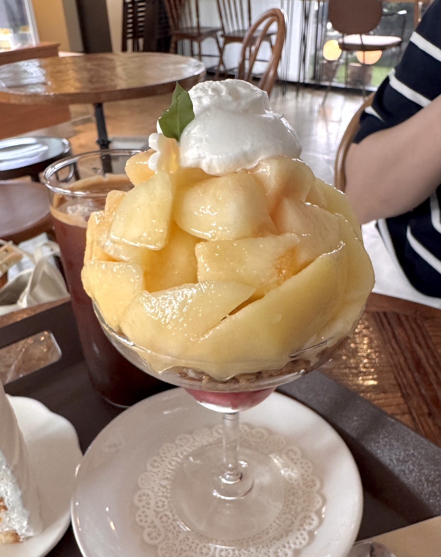 duslwl9은 백도 말랑이 복숭아가 진짜 달고 맛있었다고, 다른 재료들과 조화가 좋았다고 적었습니다. 복숭아 파르페와 망고 케이크, 음료가 함께 담긴 모습입니다.