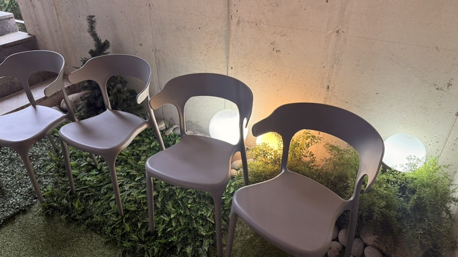 gprl1010은 회전율이 빠른 건지 거의 기다리지 않고 바로 입장했다고 적었습니다. 테라스 좌석과, 'Beau yeon Hee' 글자가 붙은 유리문 풍경이 담겼습니다.