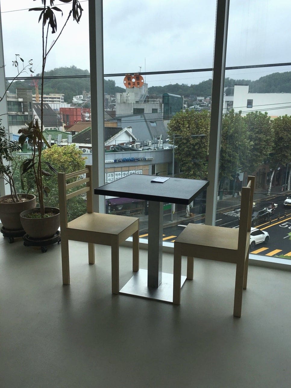 taetaeheee는 새 공간이 이전보다 확실히 넓어져 자리가 많아졌고, 통창이라 더 넓어 보였다고 적었습니다.
