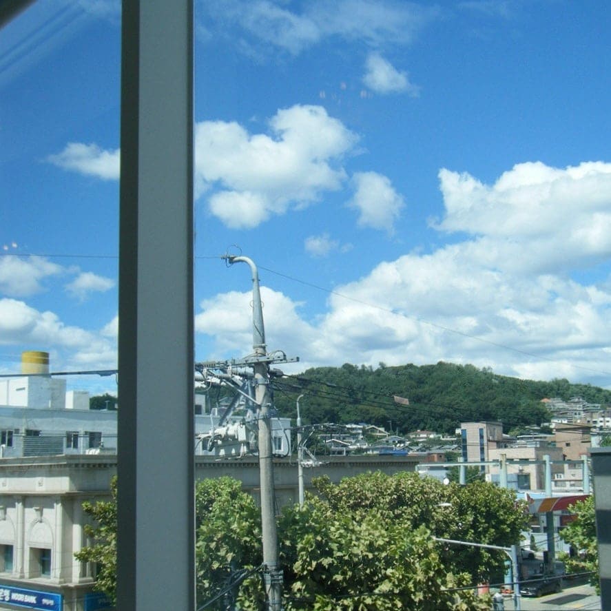 yeongok_k는 음료, 디저트, 분위기, 뷰가 모두 완벽해서 앉아만 있어도 행복한 카페라고 적었고, 통창이라 어느 자리에서든 바깥 풍경이 보인다고 했습니다.