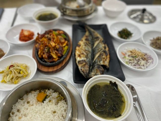 attipongpong은 화덕에 구운 고등어구이 솥밥과 직화 낙지볶음 솥밥을 시켰고, 솥밥은 뚜껑을 여는 재미라며 연기가 솔솔 오르는 순간을 적었습니다.