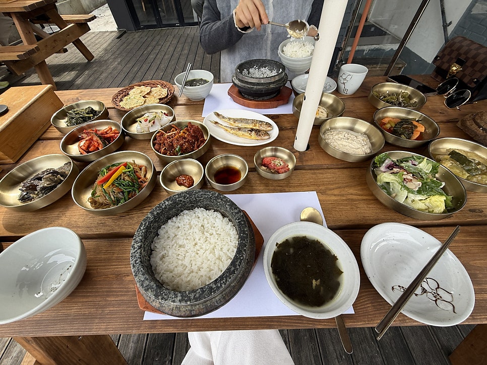95a_b는 한상 나오자마자 오랜만에 밥다운 밥을 먹는 느낌이었다고 적었습니다. 테라스 상차림과, 돌솥밥을 덜어내는 모습이 담겼습니다.