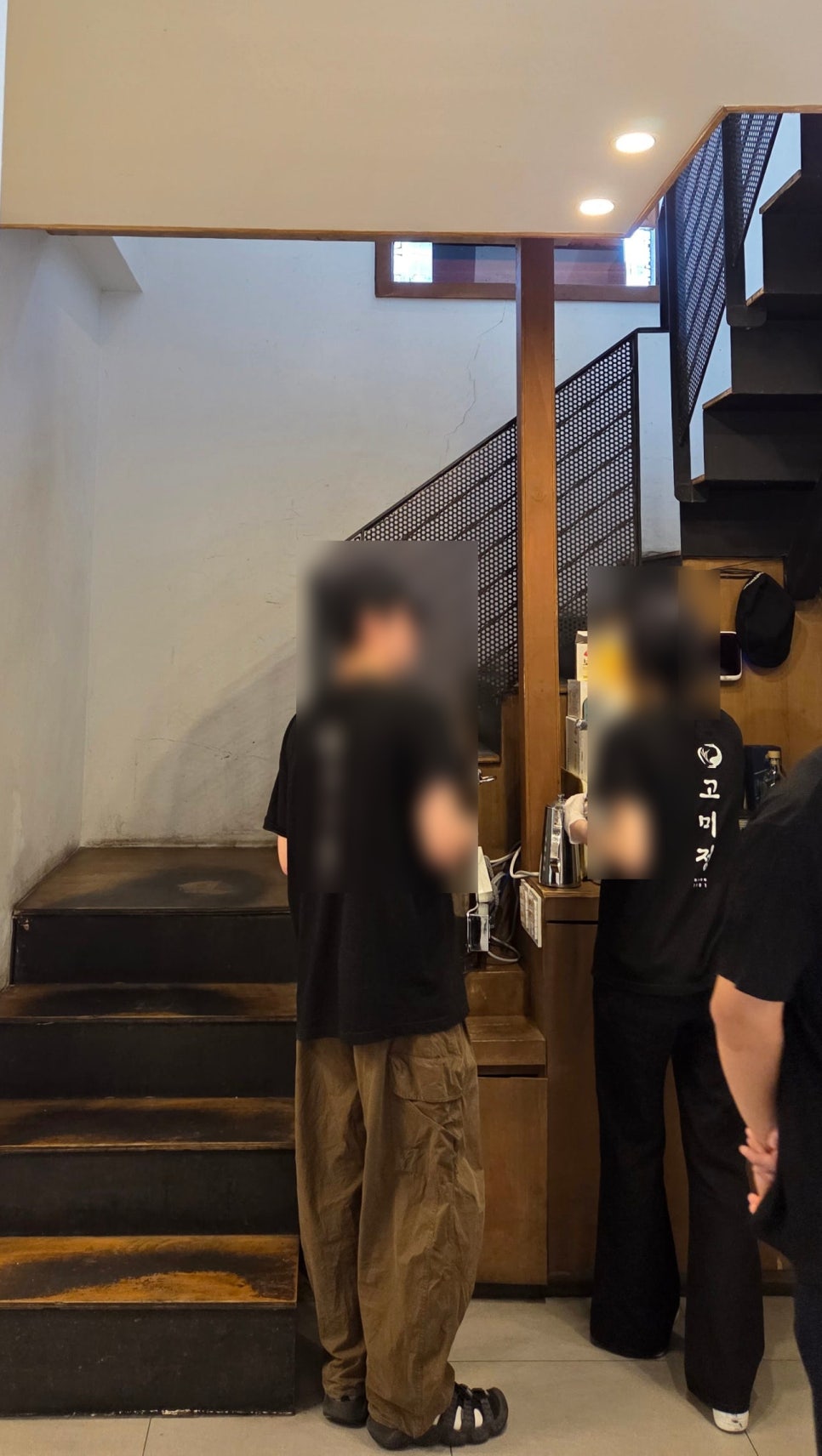 dearhypark는 2층과 3층에도 자리가 있다고 적었습니다. 사인 벽과 테이블 모퉁이, 발렛 직원들이 분주한 계단 옆 카운터가 담겼습니다.