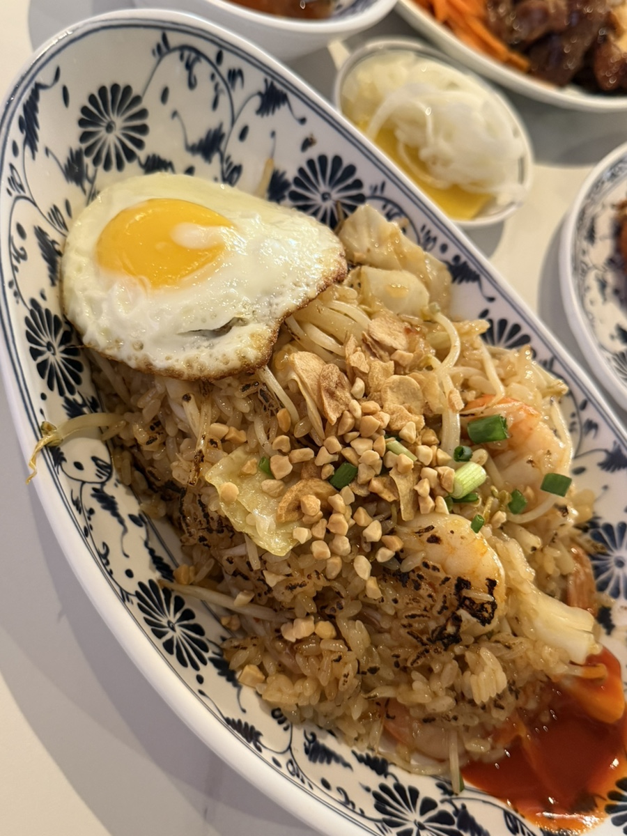 happyfoodmap은 음식을 맛있게 먹기 위해 식전빵은 식후빵으로 아껴뒀다고 적었습니다. 튀김빵과, 새우 해산물 나시고렝이 담겼습니다.