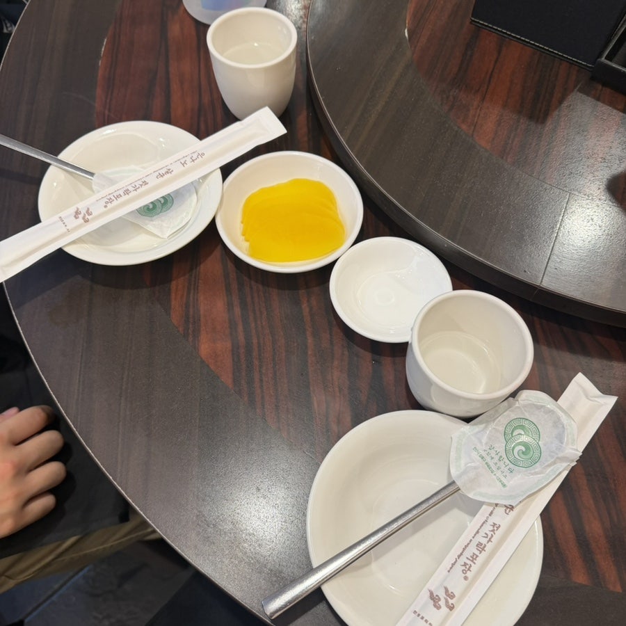 napkinthief는 탕수육이 옛날 탕수육 그 자체라 만족스러웠다고 적었습니다. 테이블 세팅과, 볶음밥·탕수육·짜장면이 함께 놓인 상차림이 담겼습니다.