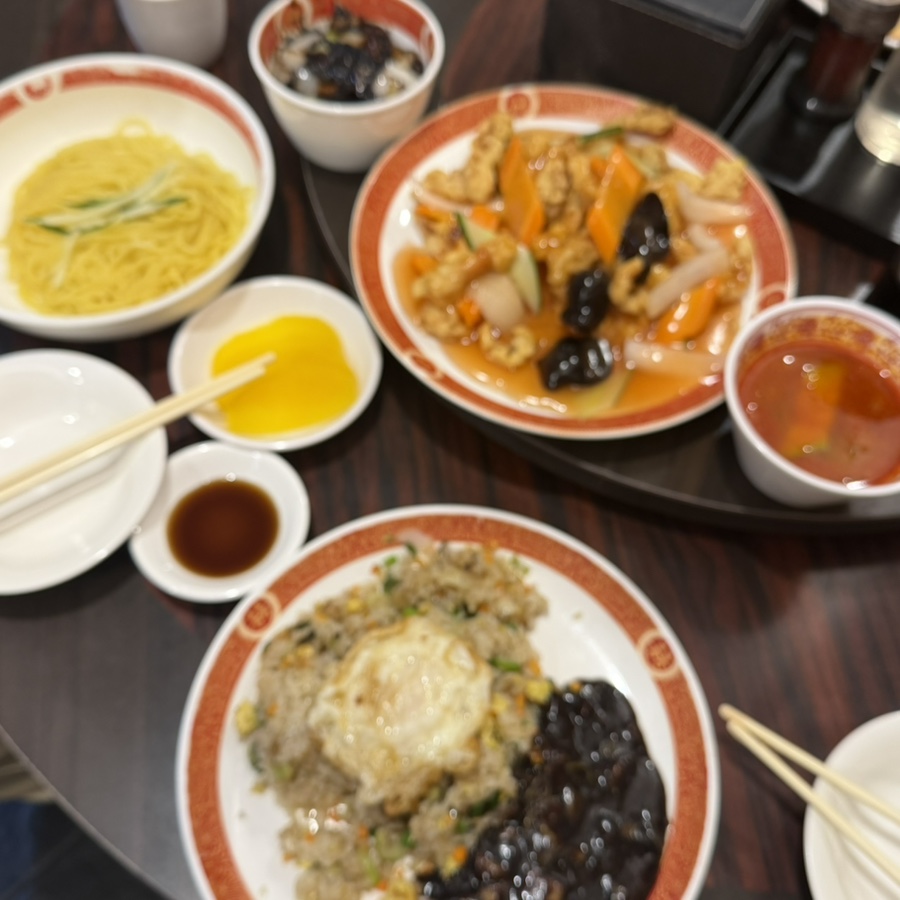 napkinthief는 탕수육이 옛날 탕수육 그 자체라 만족스러웠다고 적었습니다. 테이블 세팅과, 볶음밥·탕수육·짜장면이 함께 놓인 상차림이 담겼습니다.
