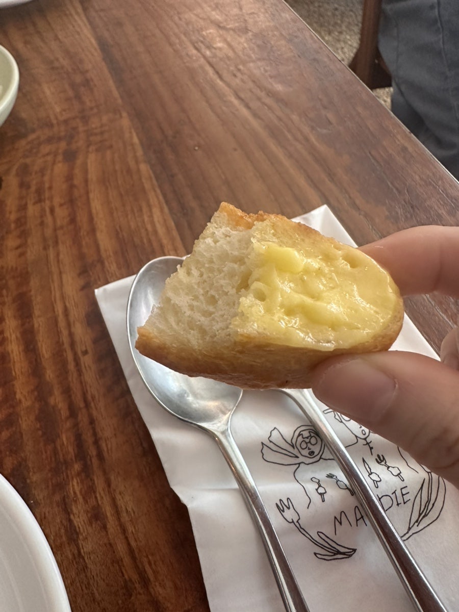 hyunikkini는 식전빵 후기를 보면 충격적이라고, 빵부터 맛있는 맛집이라고 적었습니다. 버터 바른 바게트와, 로스트비프가 가득한 비프 샐러드가 담겼습니다.